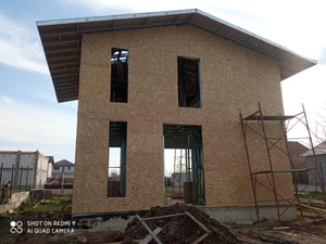 Construction d'une maison en métal, fermeture extérieure des façades par des panneaux OSB thumbnail