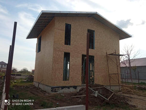 Construction d'une maison en métal, fermeture extérieure des façades par des panneaux OSB thumbnail