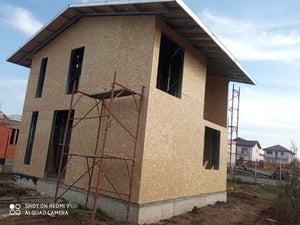 Construction d'une maison en métal, fermeture extérieure des façades par des panneaux OSB thumbnail
