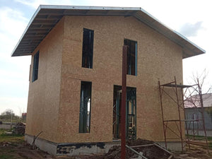 Construction d'une maison en métal, fermeture extérieure des façades par des panneaux OSB thumbnail