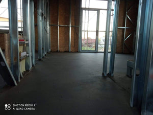 Construction d'une maison en métal de plain-pied et à l'étage de 115 mètres carrés, étape de coulage des chapes thumbnail