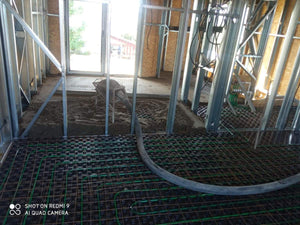Construction d'une maison en métal de plain-pied et à l'étage de 115 mètres carrés, étape de coulage des chapes thumbnail