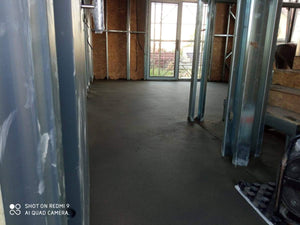 Construction d'une maison en métal de plain-pied et à l'étage de 115 mètres carrés, étape de coulage des chapes thumbnail