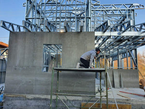 Construction d'une maison en métal, revêtement extérieur en fibrociment et isolation en laine de roche thumbnail