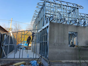 Construction d'une maison en métal, revêtement extérieur en fibrociment et isolation en laine de roche thumbnail
