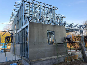 Construction d'une maison en métal, revêtement extérieur en fibrociment et isolation en laine de roche thumbnail
