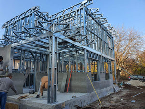 Construction d'une maison en métal, revêtement extérieur en fibrociment et isolation en laine de roche thumbnail