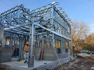 Construction d'une maison en métal, revêtement extérieur en fibrociment et isolation en laine de roche thumbnail