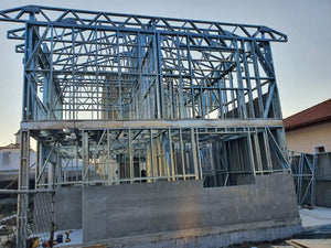 Construction d'une maison en métal, revêtement extérieur en fibrociment et isolation en laine de roche thumbnail