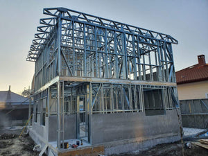 Construction d'une maison en métal, revêtement extérieur en fibrociment et isolation en laine de roche thumbnail