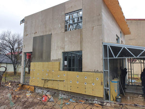 Construction d'une maison en métal, revêtement extérieur en fibrociment et isolation en laine de roche thumbnail