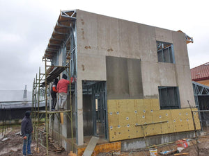 Construction d'une maison en métal, revêtement extérieur en fibrociment et isolation en laine de roche thumbnail