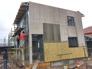 Construction d'une maison en métal, revêtement extérieur en fibrociment et isolation en laine de roche thumbnail