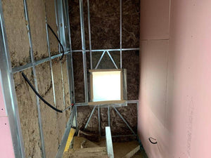 Construction d'une maison en métal, isolation en laine de roche des murs intérieurs thumbnail