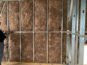 Construction d'une maison en métal, isolation en laine de roche des murs intérieurs thumbnail