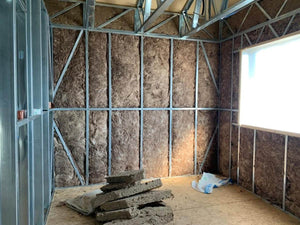 Construction d'une maison en métal, isolation en laine de roche des murs intérieurs thumbnail