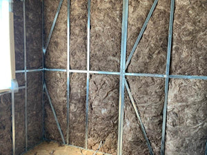 Construction d'une maison en métal, isolation en laine de roche des murs intérieurs thumbnail