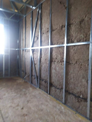 Construction d'une maison en métal, isolation en laine de roche des murs intérieurs thumbnail