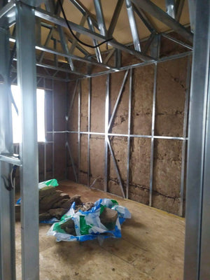 Construction d'une maison en métal, isolation en laine de roche des murs intérieurs thumbnail