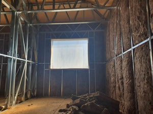 Construction d'une maison en métal, isolation en laine de roche des murs intérieurs thumbnail