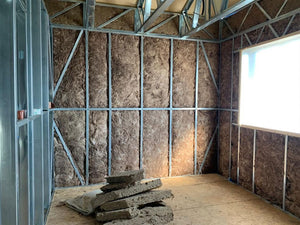 Construction d'une maison en métal, isolation en laine de roche des murs intérieurs thumbnail