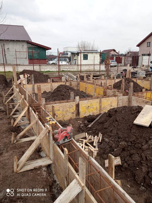 Construction d'une maison sur structure métallique avec étage, plantation d'armature et coffrage des poutres thumbnail