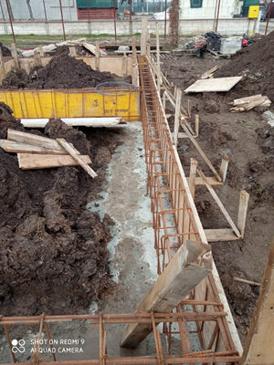 Construction d'une maison sur structure métallique avec étage, plantation d'armature et coffrage des poutres thumbnail