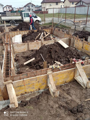 Construction d'une maison sur structure métallique avec étage, plantation d'armature et coffrage des poutres thumbnail