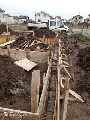Construction d'une maison sur structure métallique avec étage, plantation d'armature et coffrage des poutres thumbnail