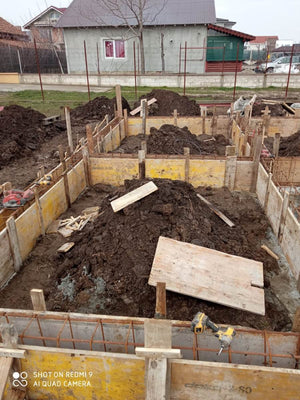 Construction d'une maison sur structure métallique avec étage, plantation d'armature et coffrage des poutres thumbnail