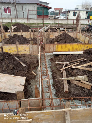 Construction d'une maison sur structure métallique avec étage, plantation d'armature et coffrage des poutres thumbnail