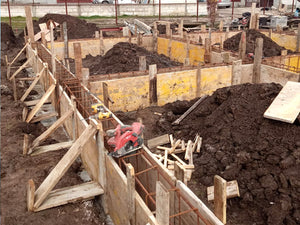 Construction d'une maison sur structure métallique avec étage, plantation d'armature et coffrage des poutres thumbnail