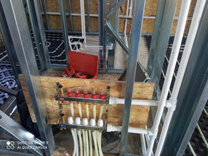 Construction d'une maison avec système de chauffage par le sol au rez-de-chaussée et à l'étage thumbnail