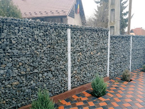 Constructie gard din beton metal si piatra sparta GA13 cu panouri metalice si fundatie continua thumbnail