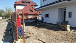 Construction d'un mur de clôture en béton et en bois pour une maison en métal thumbnail
