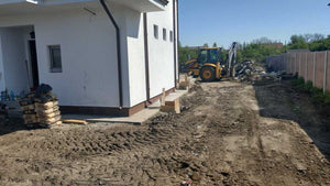 Construction d'un mur de clôture en béton et en bois pour une maison en métal thumbnail