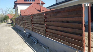 Construction d'un mur de clôture en béton et en bois pour une maison en métal thumbnail