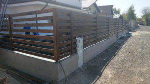 Construction d'un mur de clôture en béton et en bois pour une maison en métal thumbnail