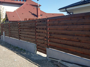 Construction d'un mur de clôture en béton et en bois pour une maison en métal thumbnail