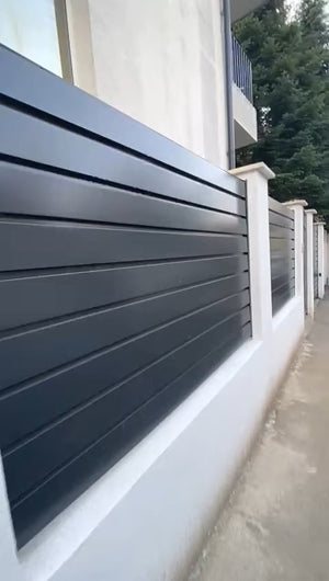 Construction d'une clôture avec des poteaux en béton et des panneaux métalliques au profil moderne thumbnail