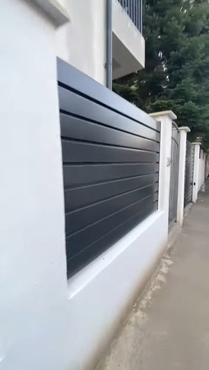 Construction d'une clôture avec des poteaux en béton et des panneaux métalliques au profil moderne thumbnail