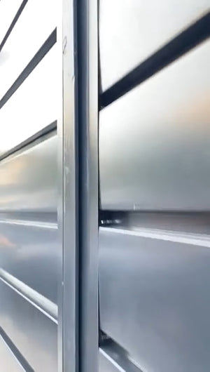 Construction d'une clôture avec des poteaux en béton et des panneaux métalliques au profil moderne thumbnail