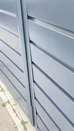 Construction d'une clôture avec des poteaux en béton et des panneaux métalliques au profil moderne thumbnail