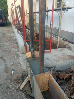 Construction d'un mur de clôture en béton avec des lattes métalliques gris anthracite, portes et allée piétonne thumbnail