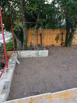 Construction d'un mur de clôture en béton avec des lattes métalliques gris anthracite, portes et allée piétonne thumbnail