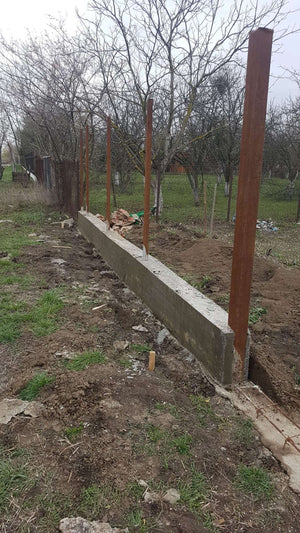Construction du socle en béton armé pour le mur de clôture g06 thumbnail