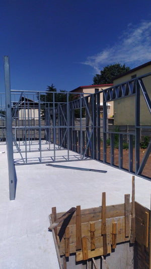 Construction d'un hangar de 240 mètres carrés, montage de la structure métallique thumbnail