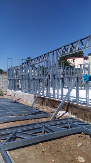 Construction d'un hangar de 240 mètres carrés, montage de la structure métallique thumbnail