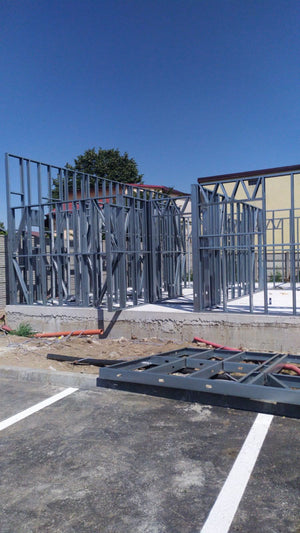 Construction d'un hangar de 240 mètres carrés, montage de la structure métallique thumbnail
