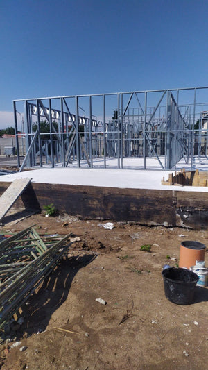 Construction d'un hangar de 240 mètres carrés, montage de la structure métallique thumbnail